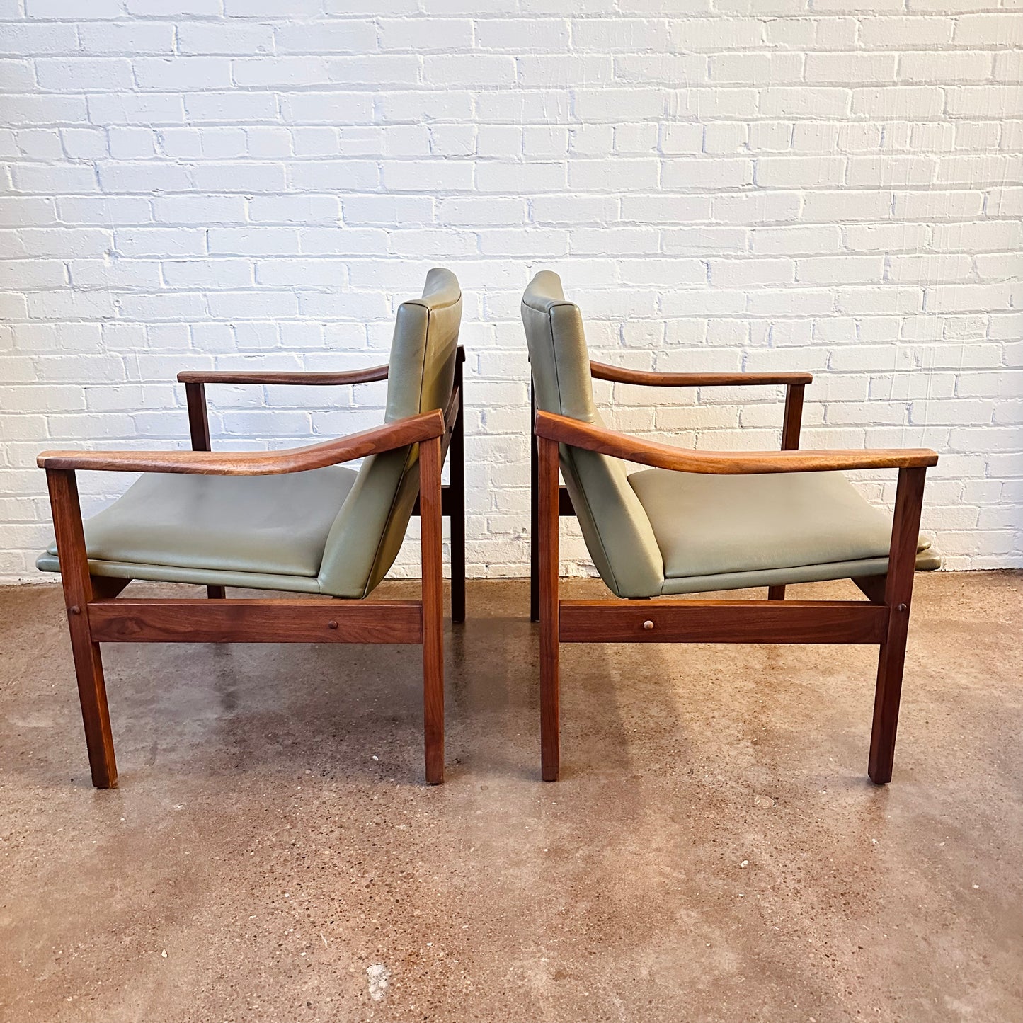 MCM WALNUT & AVOCADO GREEN ACCENT CHAIR