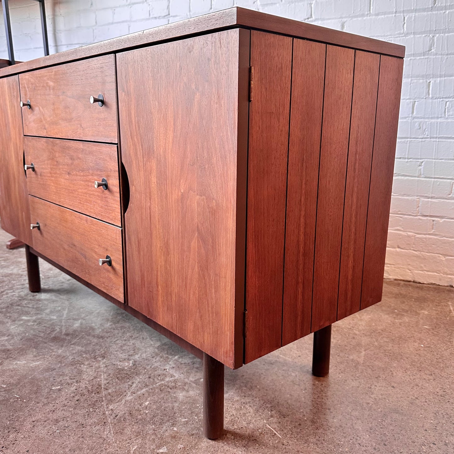 MID-CENTURY WALNUT CREDENZA BY STANLEY FURNITURE