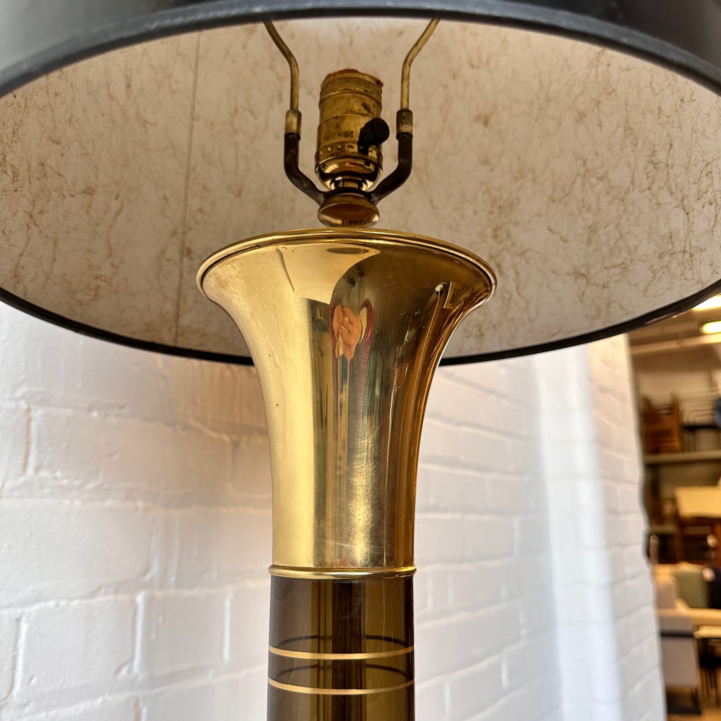 VINTAGE AMBER GLASS & BRASS TABLE LAMP WITH SHADE