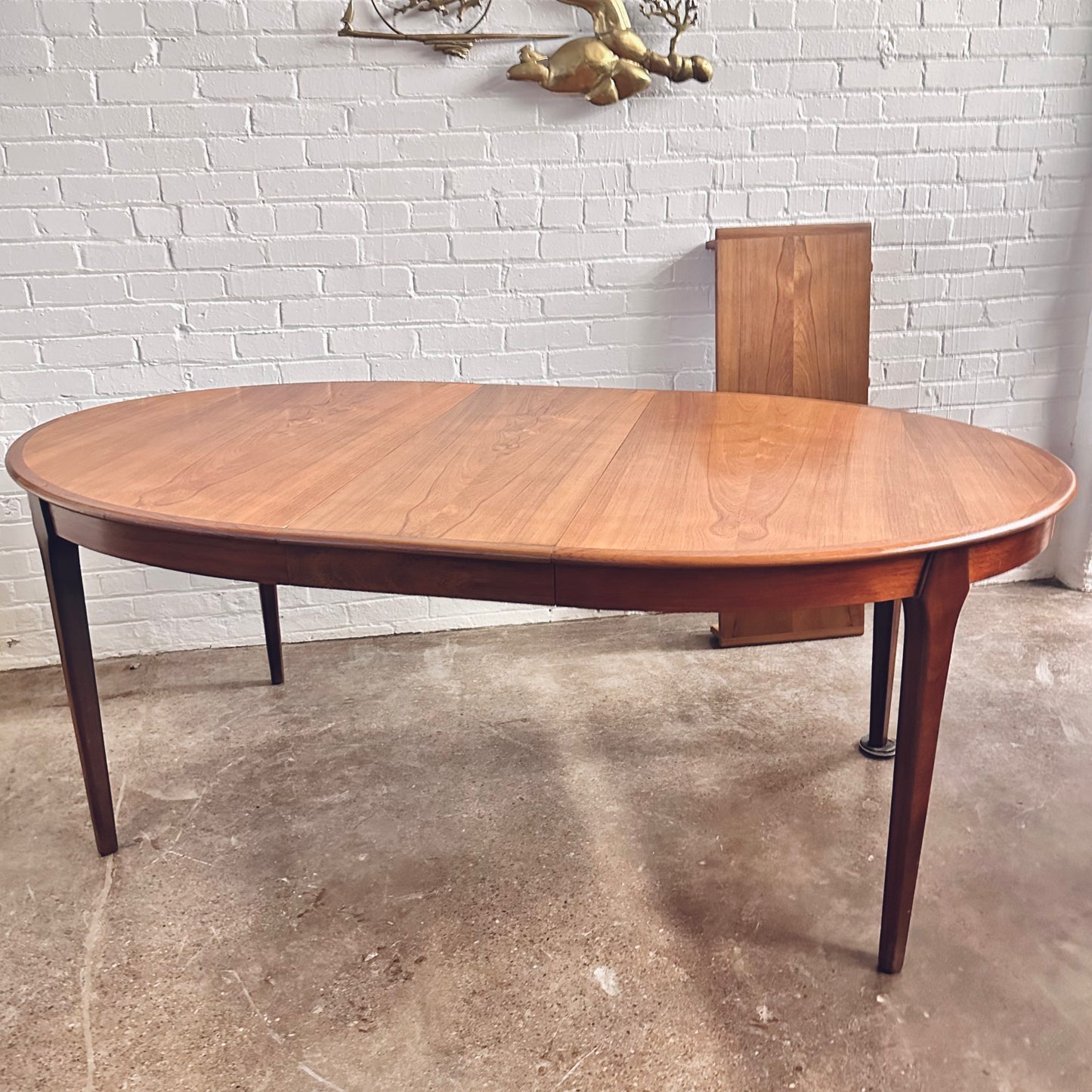ARNE VODDER STYLE TEAK DINING TABLE WITH LEAVES