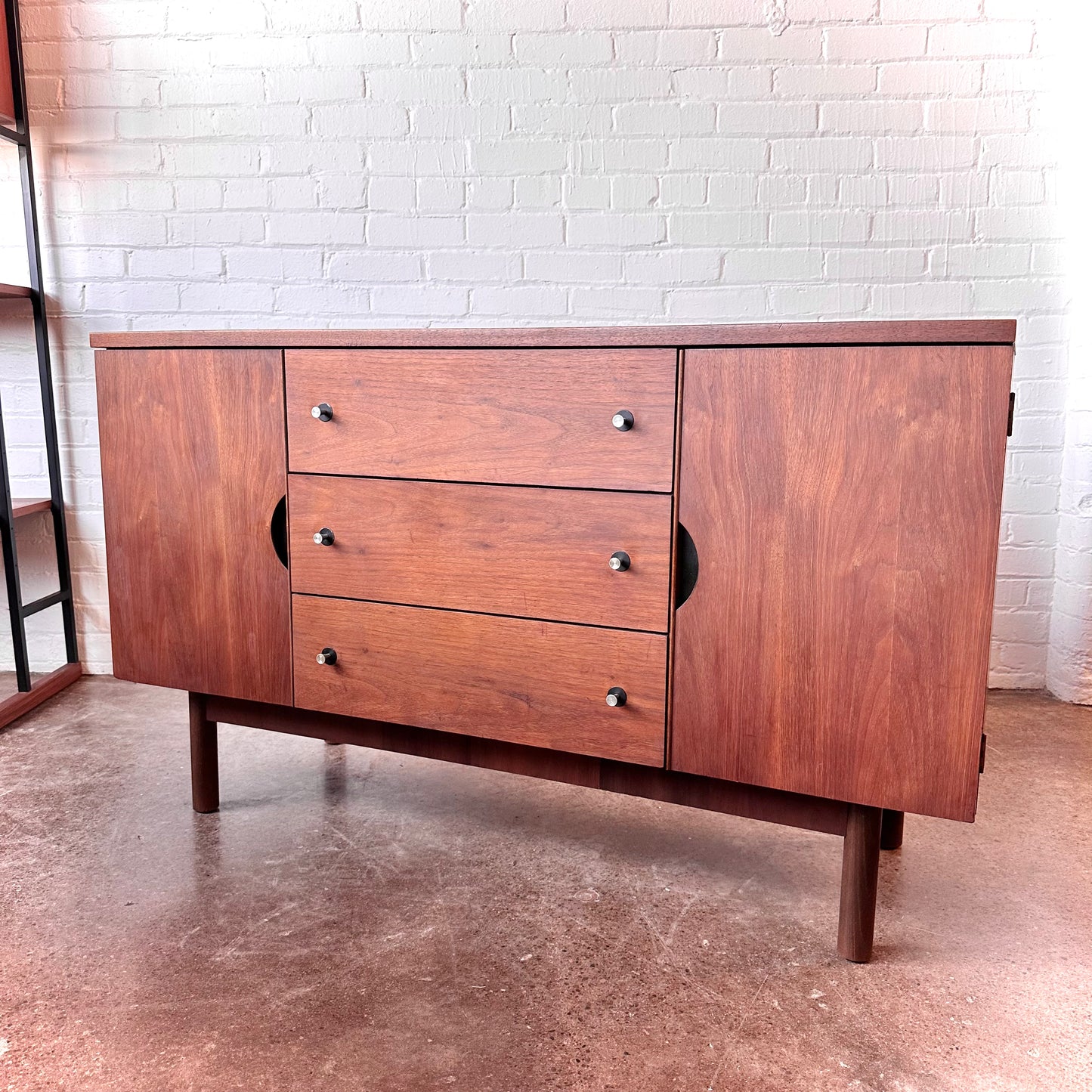 MID-CENTURY WALNUT CREDENZA BY STANLEY FURNITURE