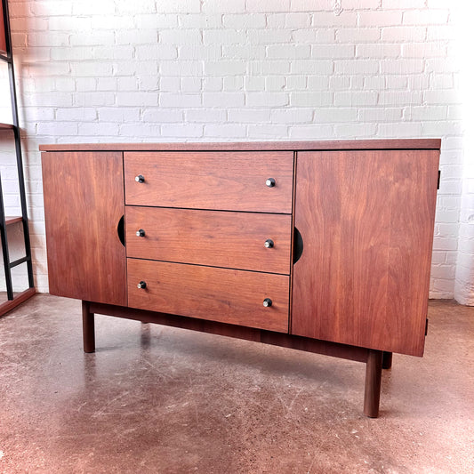 MID-CENTURY WALNUT CREDENZA BY STANLEY FURNITURE