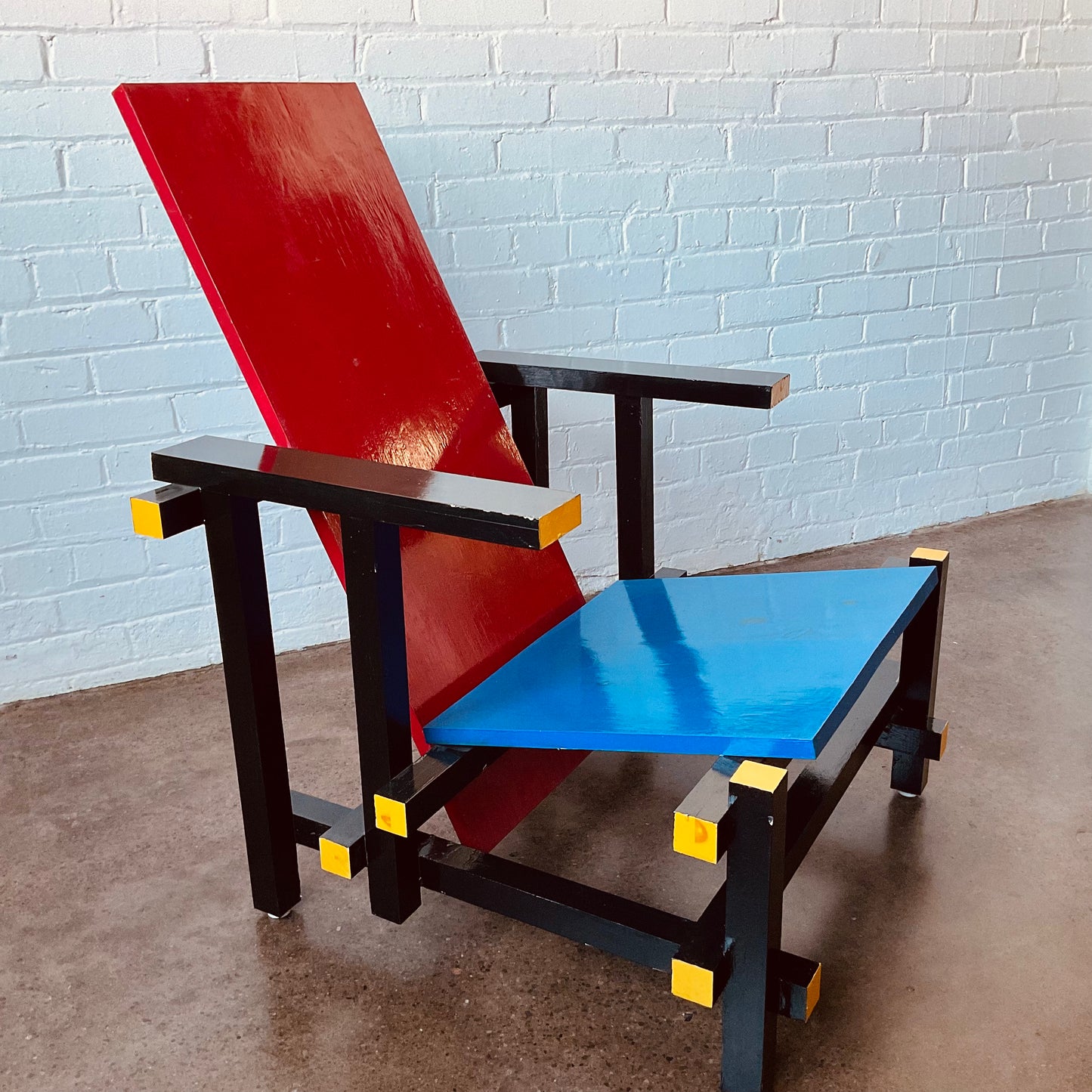 BAUHAUS STYLE RED + BLUE CHAIR BY GARRIT RIETVALD