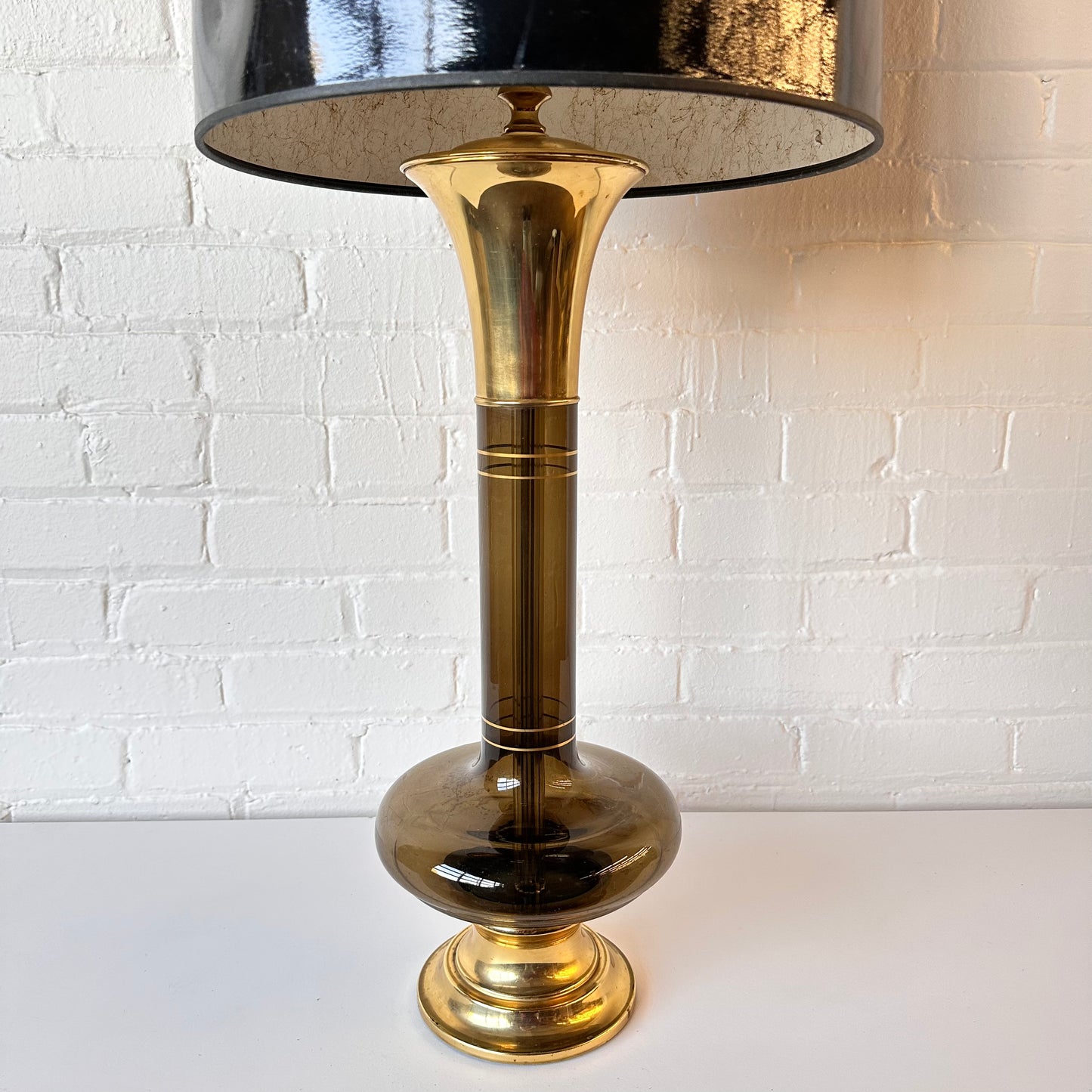 VINTAGE AMBER GLASS & BRASS TABLE LAMP WITH SHADE