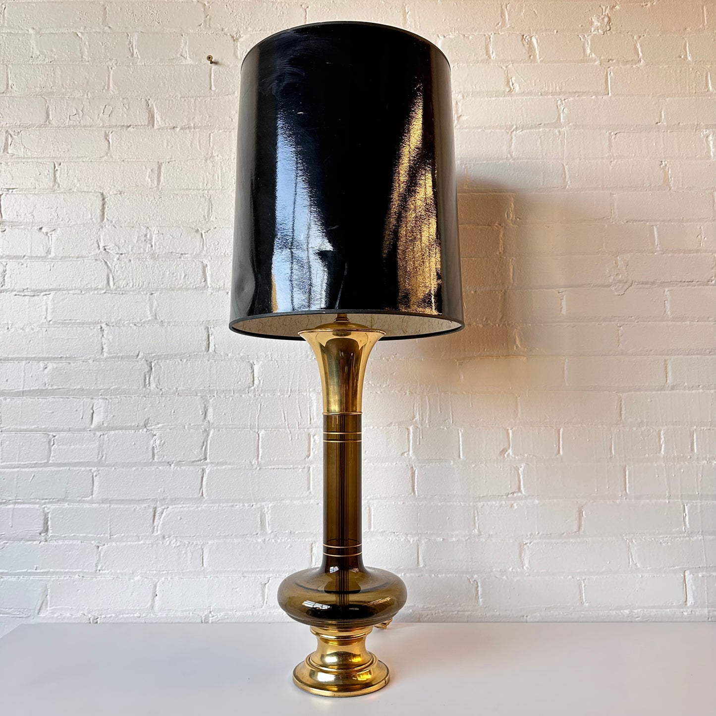 VINTAGE AMBER GLASS & BRASS TABLE LAMP WITH SHADE
