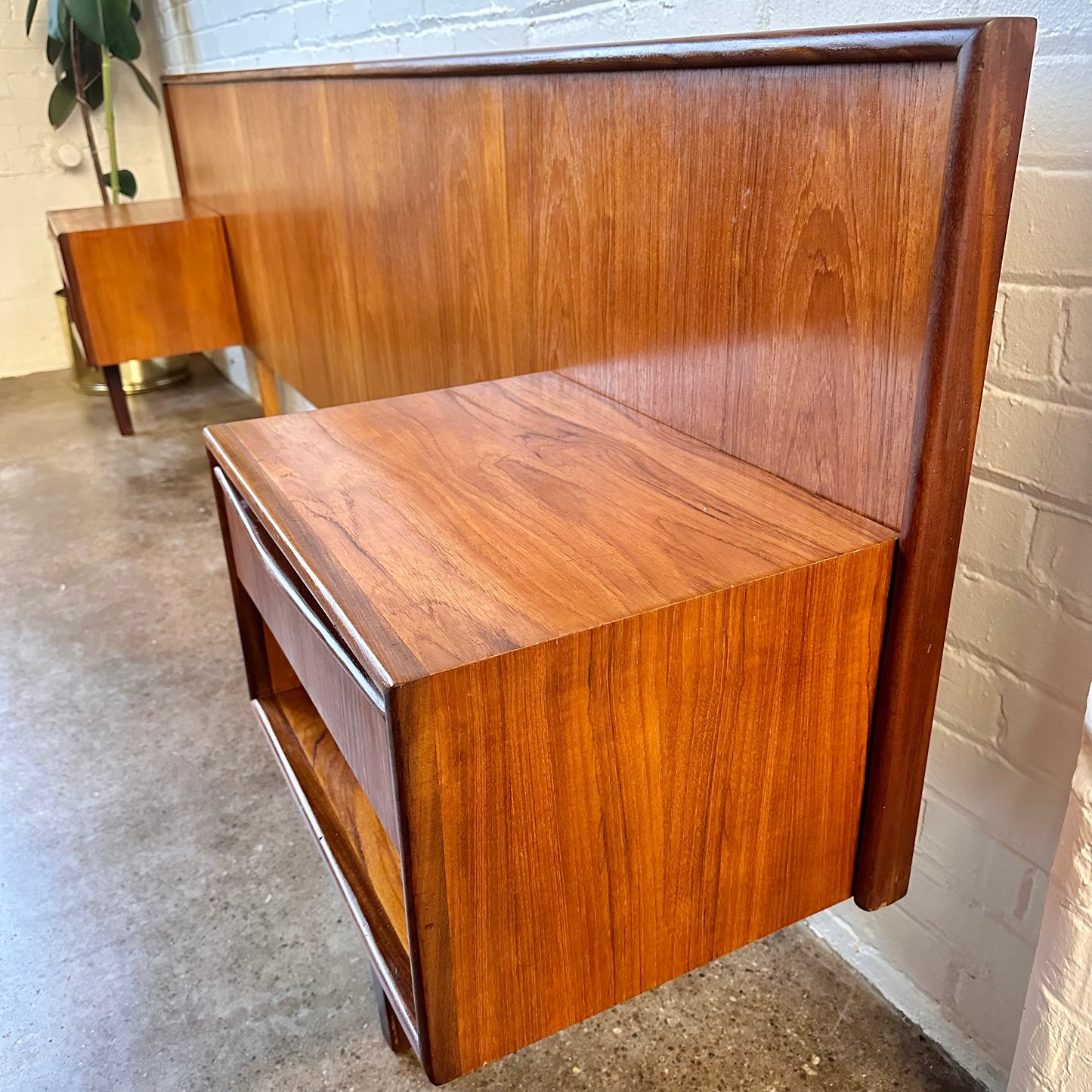 TEAK QUEEN HEADBOARD WITH INTEGRATED NIGHTSTANDS
