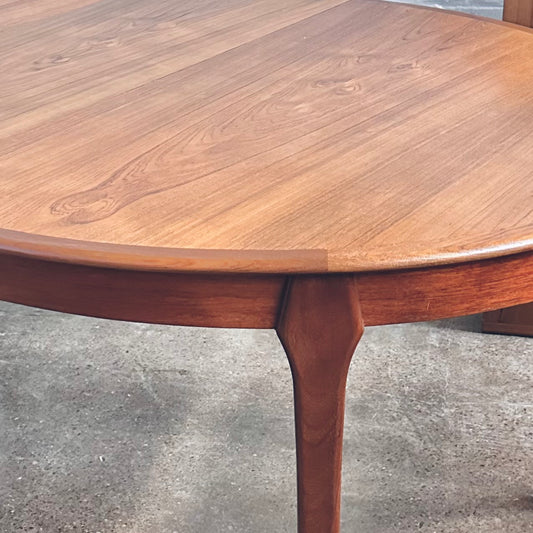 ARNE VODDER STYLE TEAK DINING TABLE WITH LEAVES