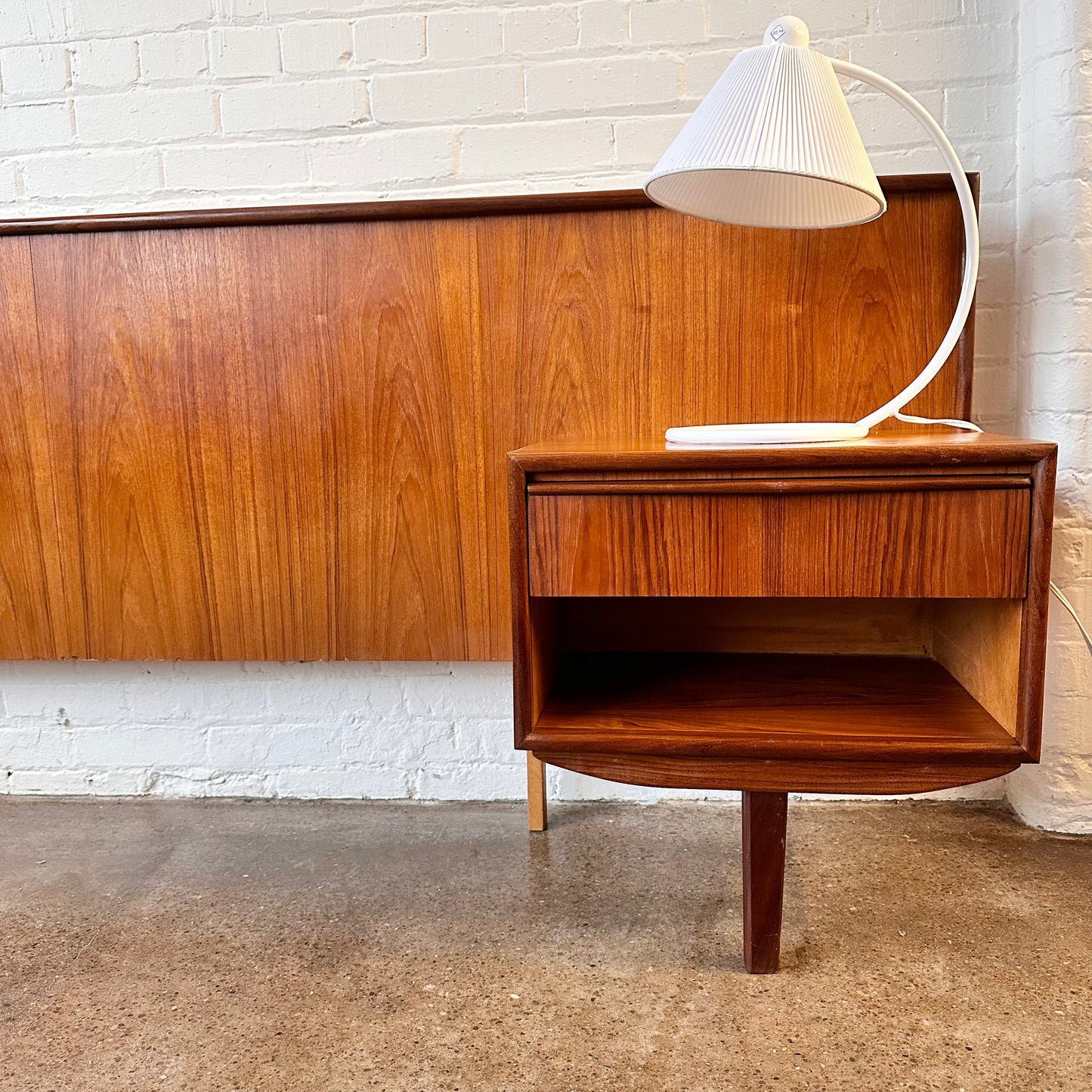 TEAK QUEEN HEADBOARD WITH INTEGRATED NIGHTSTANDS