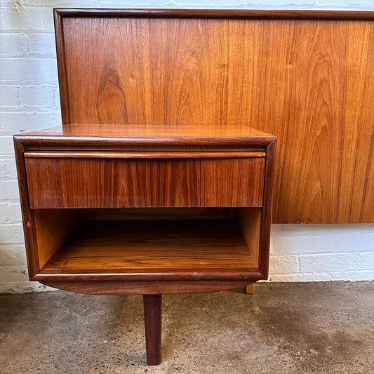 TEAK QUEEN HEADBOARD WITH INTEGRATED NIGHTSTANDS
