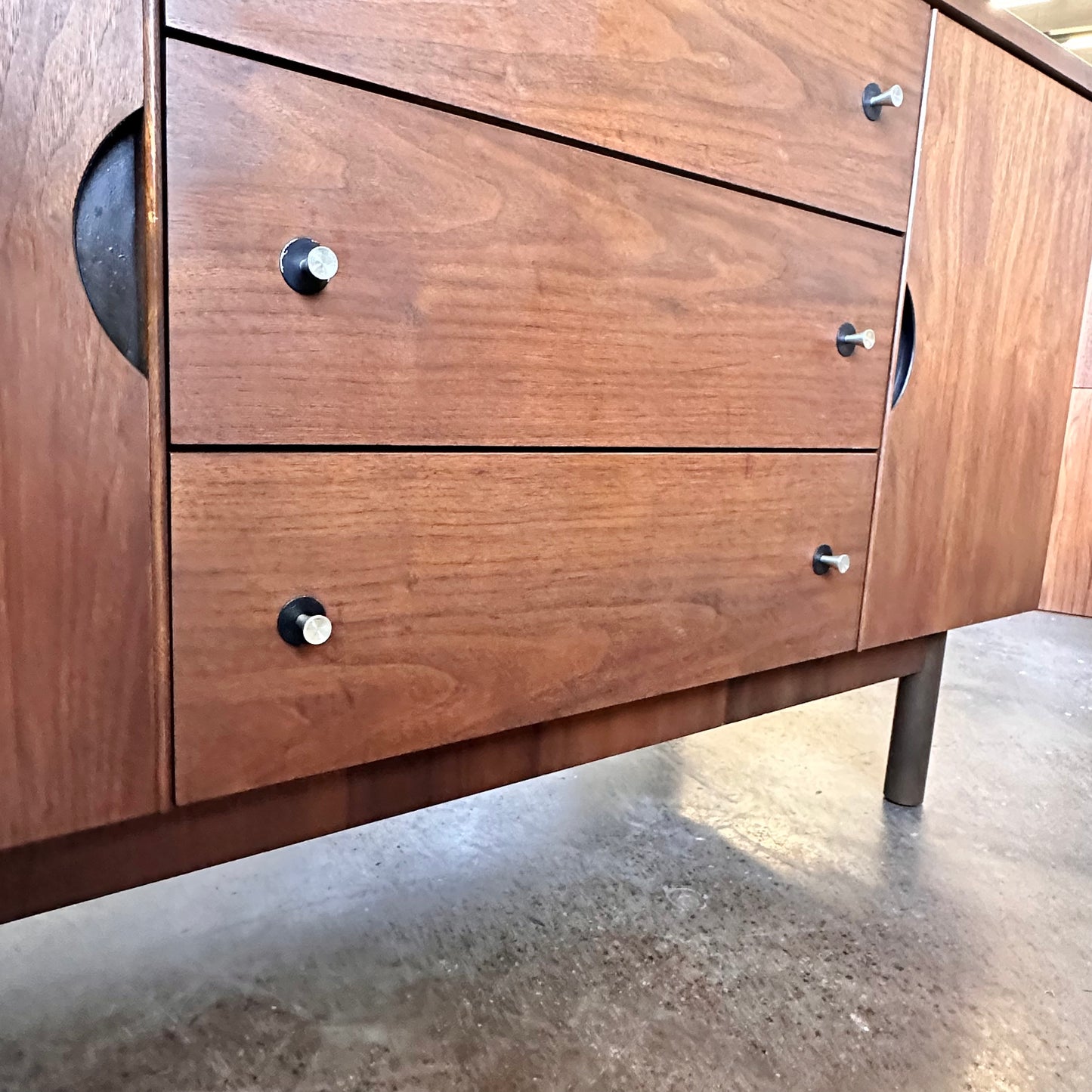 MID-CENTURY WALNUT CREDENZA BY STANLEY FURNITURE
