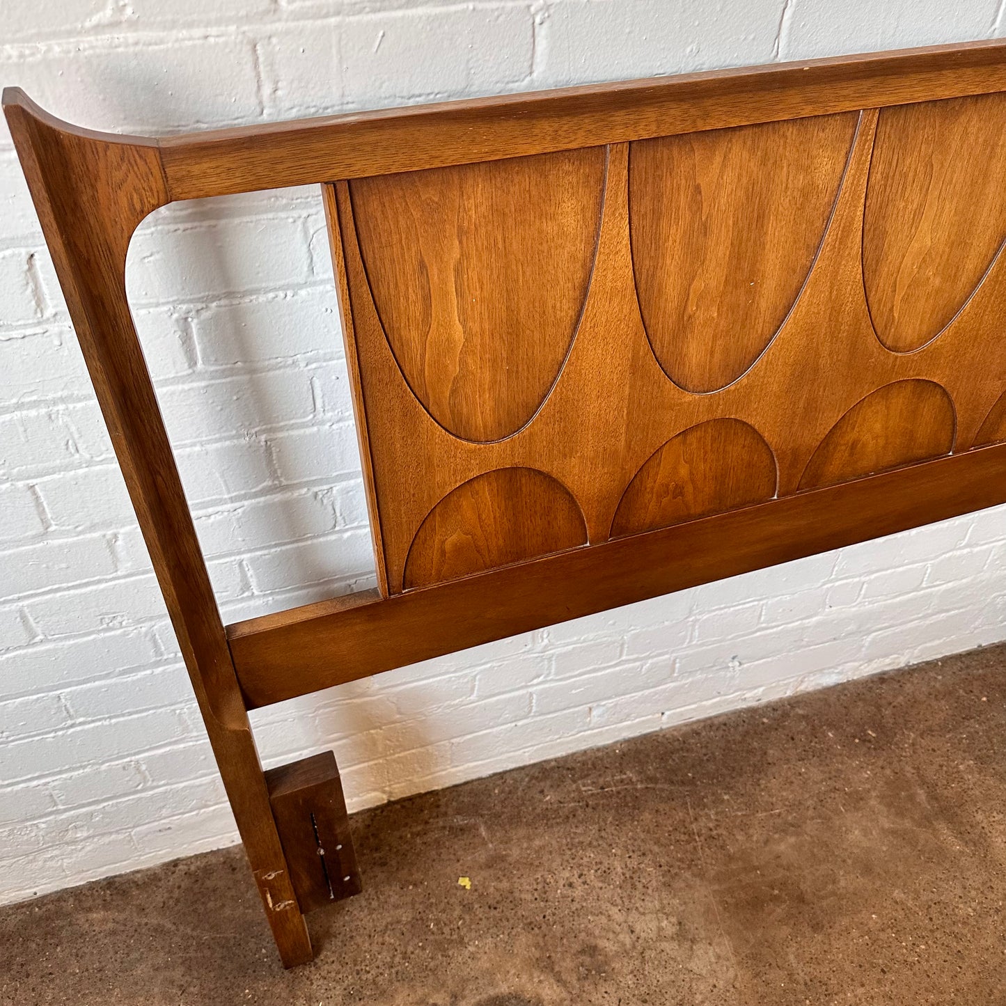 BROYHILL BRASILIA 60” HEADBOARD WITH FRAME