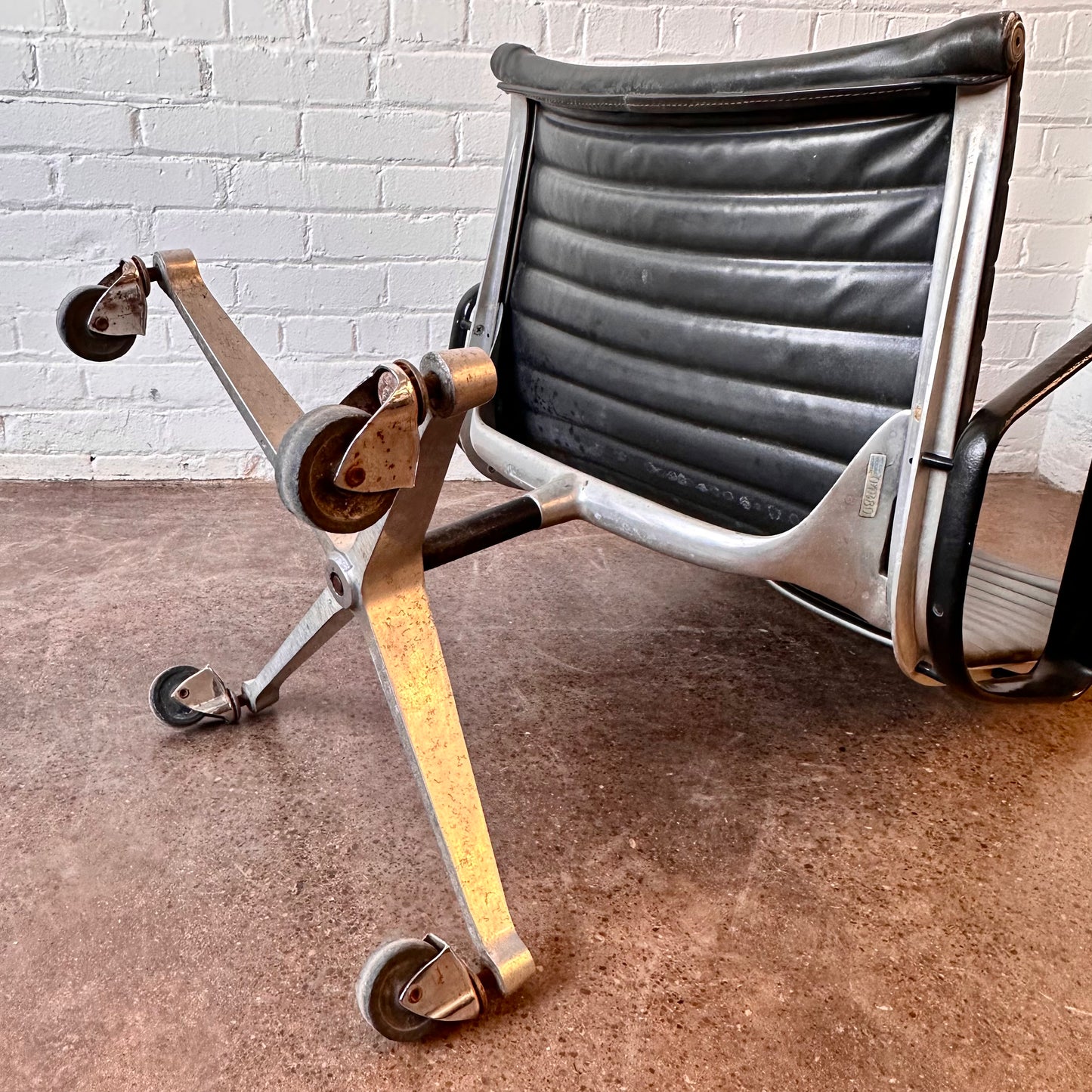 HERMAN MILLER SWIVEL CHAIR MODEL 682 BY EAMES