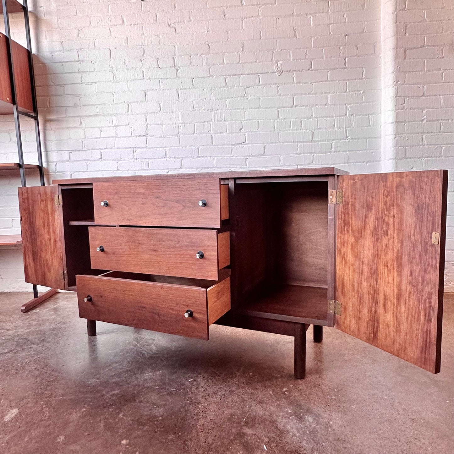 MID-CENTURY WALNUT CREDENZA BY STANLEY FURNITURE