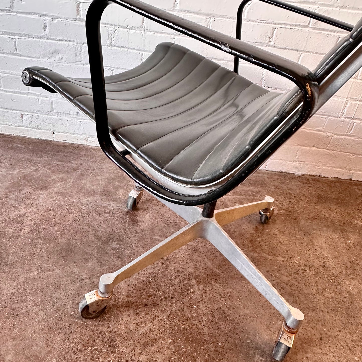 HERMAN MILLER SWIVEL CHAIR MODEL 682 BY EAMES