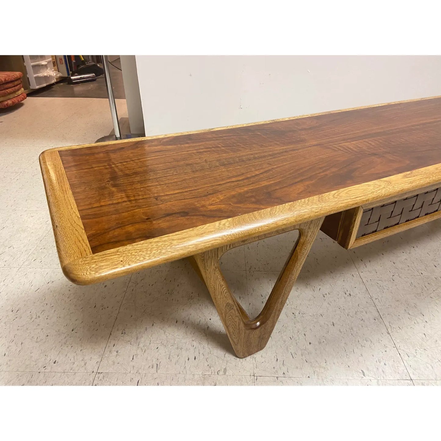 LANE PERCEPTION COFFEE TABLE WITH WALNUT & SCULPTURAL LEGS