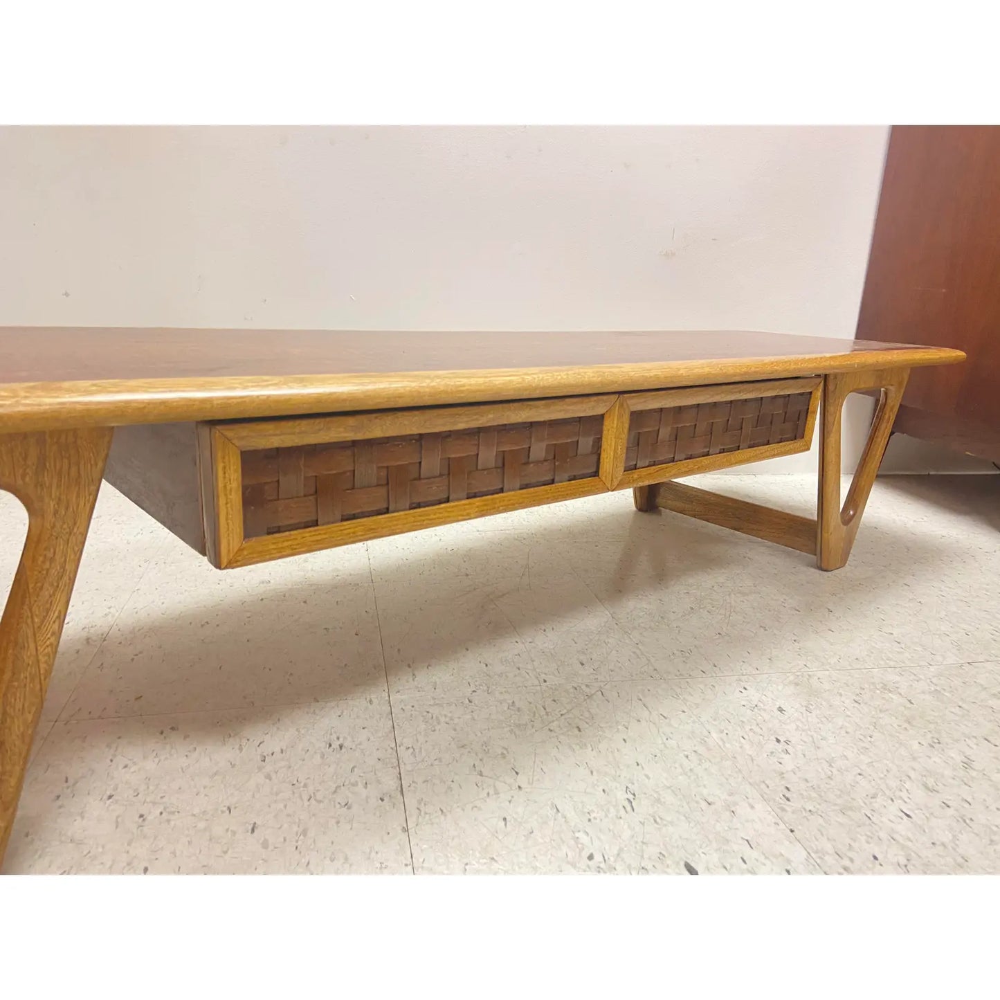 LANE PERCEPTION COFFEE TABLE WITH WALNUT & SCULPTURAL LEGS