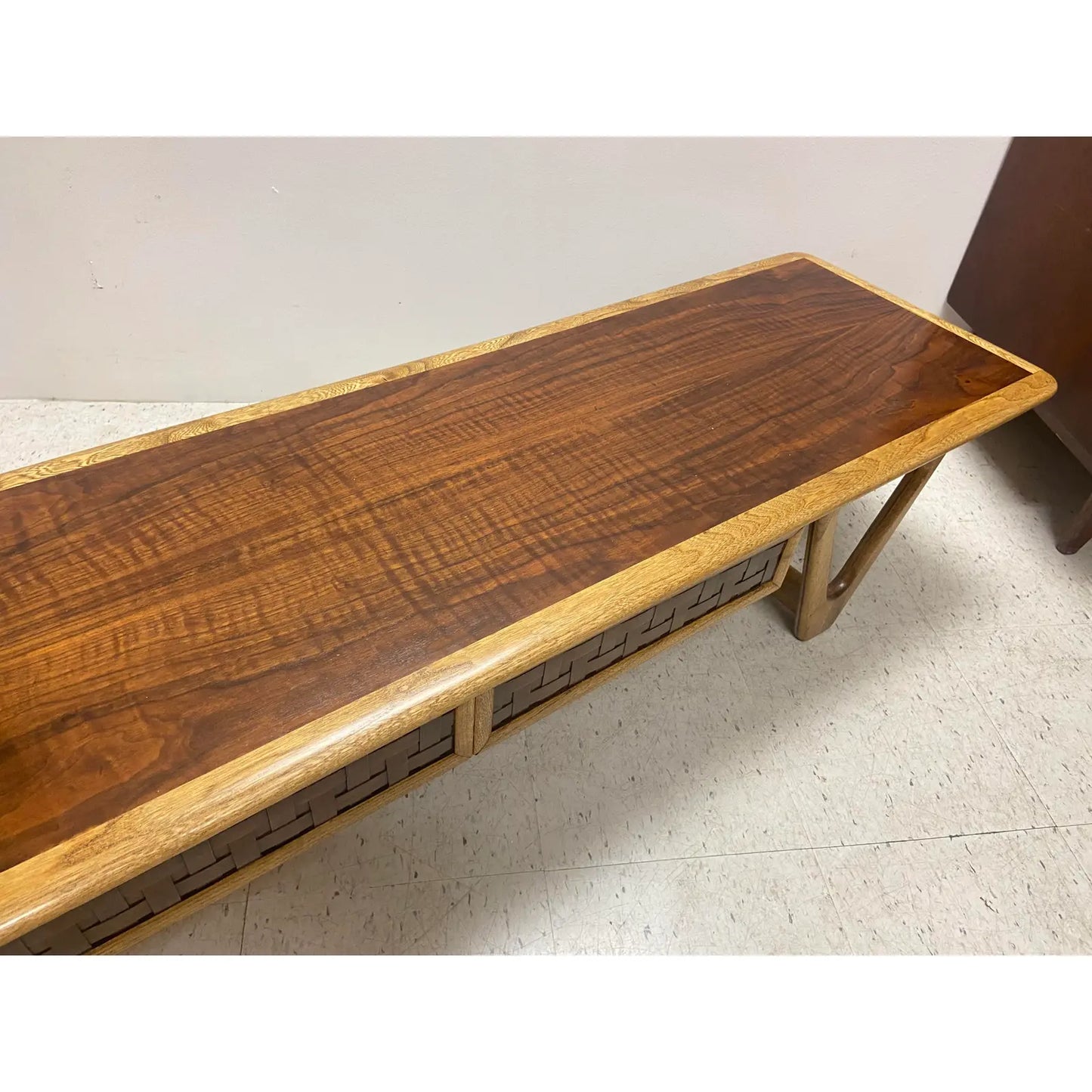LANE PERCEPTION COFFEE TABLE WITH WALNUT & SCULPTURAL LEGS