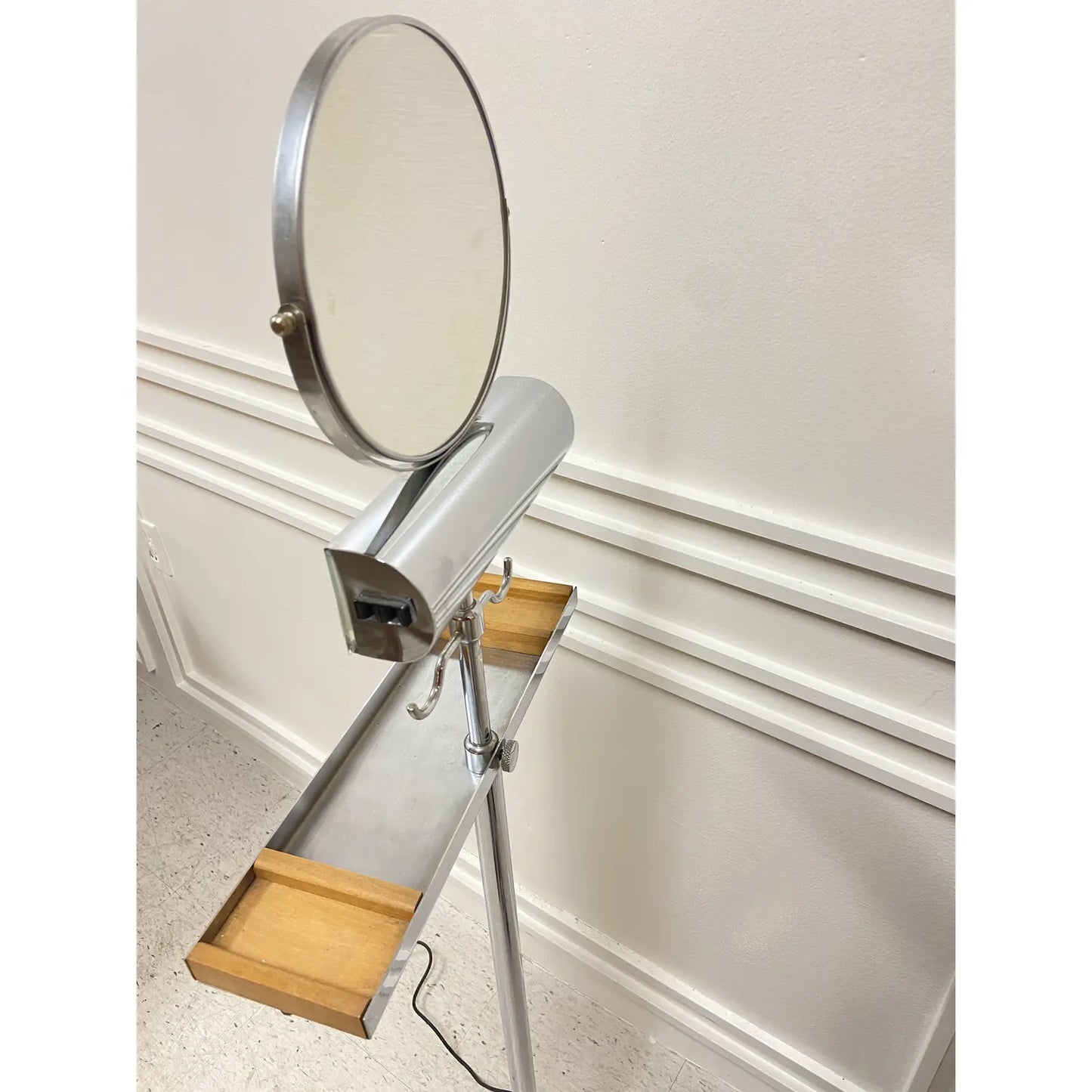 1950’S GENTLEMEN’S VALET SHAVING MIRROR W/ LIGHT