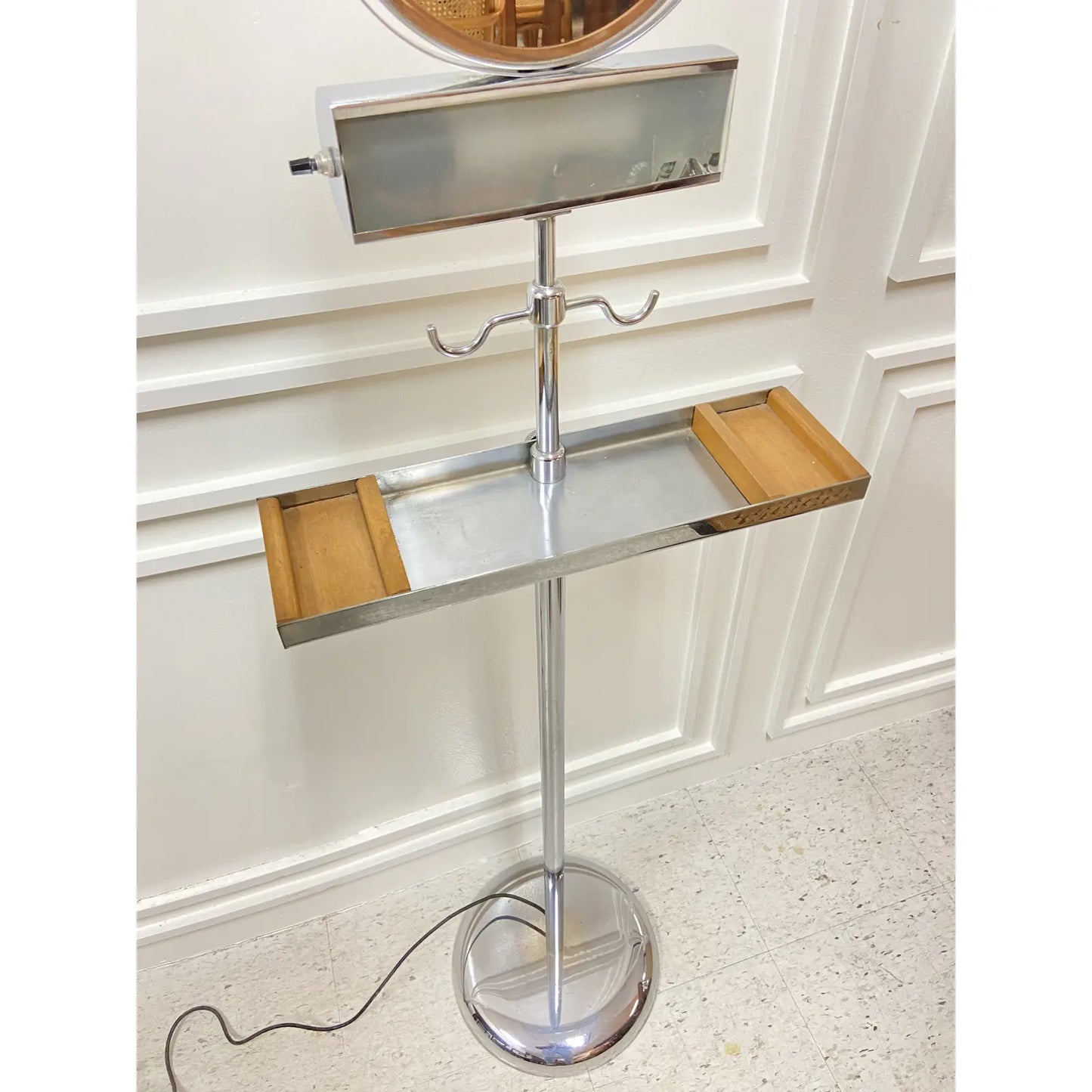 1950’S GENTLEMEN’S VALET SHAVING MIRROR W/ LIGHT