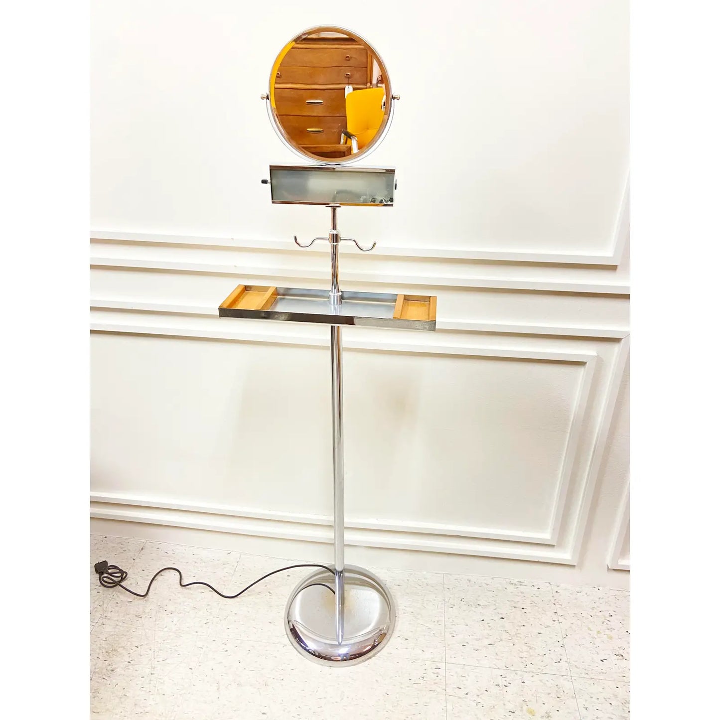 1950’S GENTLEMEN’S VALET SHAVING MIRROR W/ LIGHT