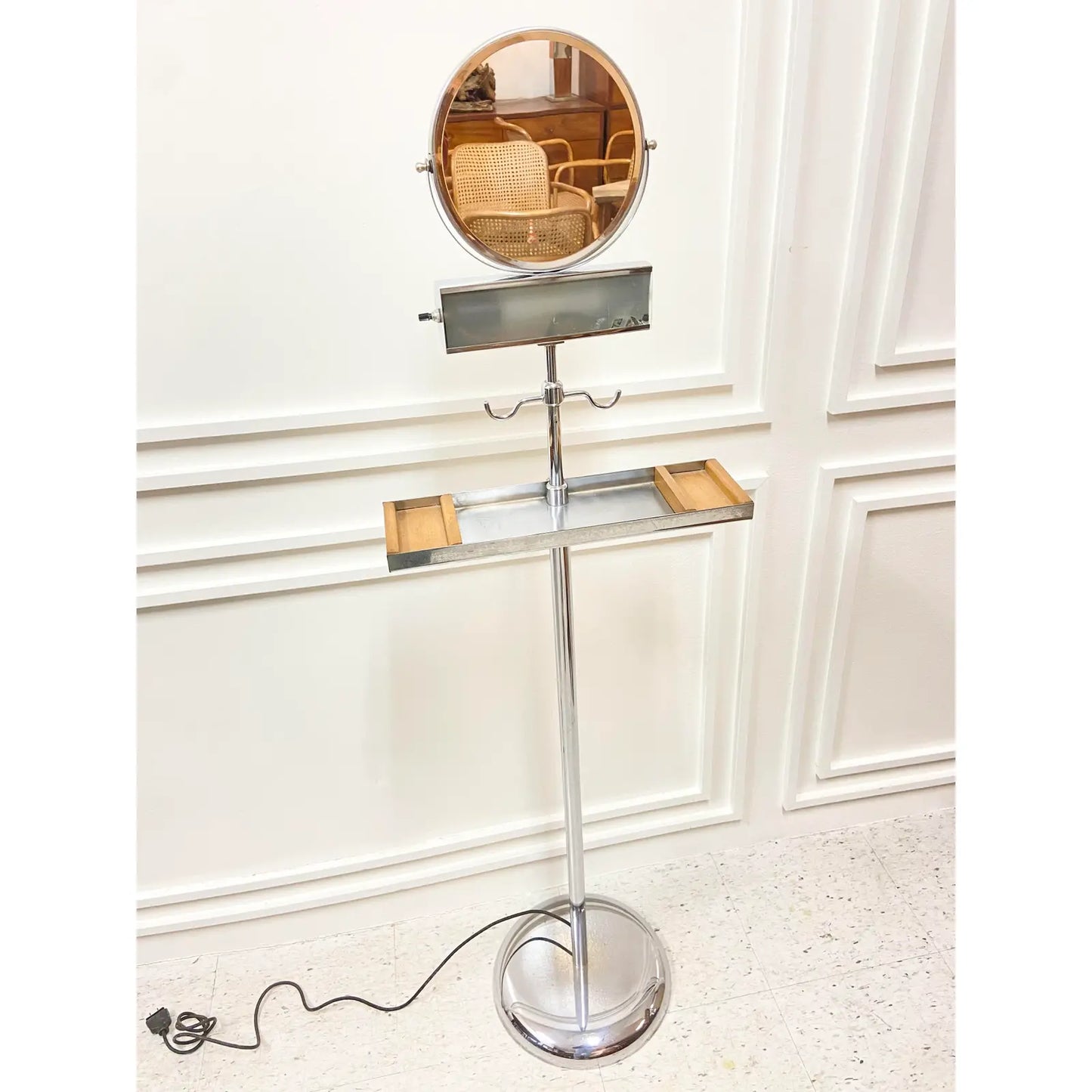 1950’S GENTLEMEN’S VALET SHAVING MIRROR W/ LIGHT