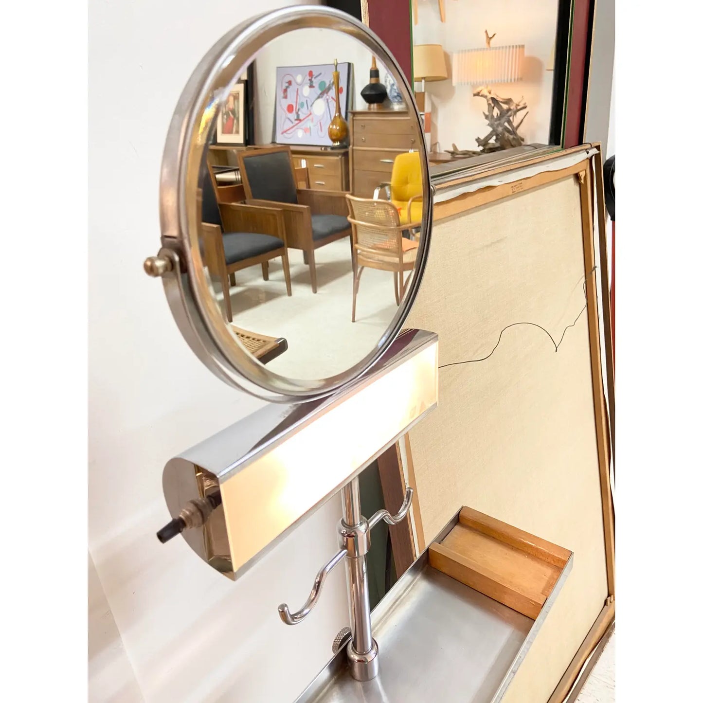 1950’S GENTLEMEN’S VALET SHAVING MIRROR W/ LIGHT