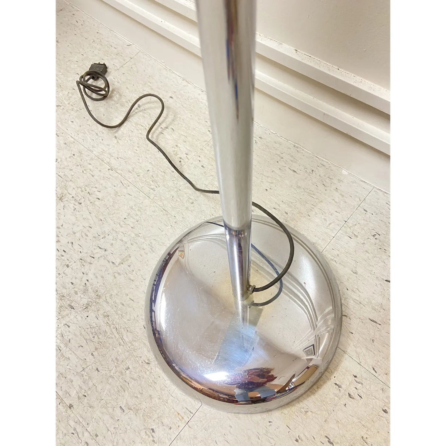 1950’S GENTLEMEN’S VALET SHAVING MIRROR W/ LIGHT