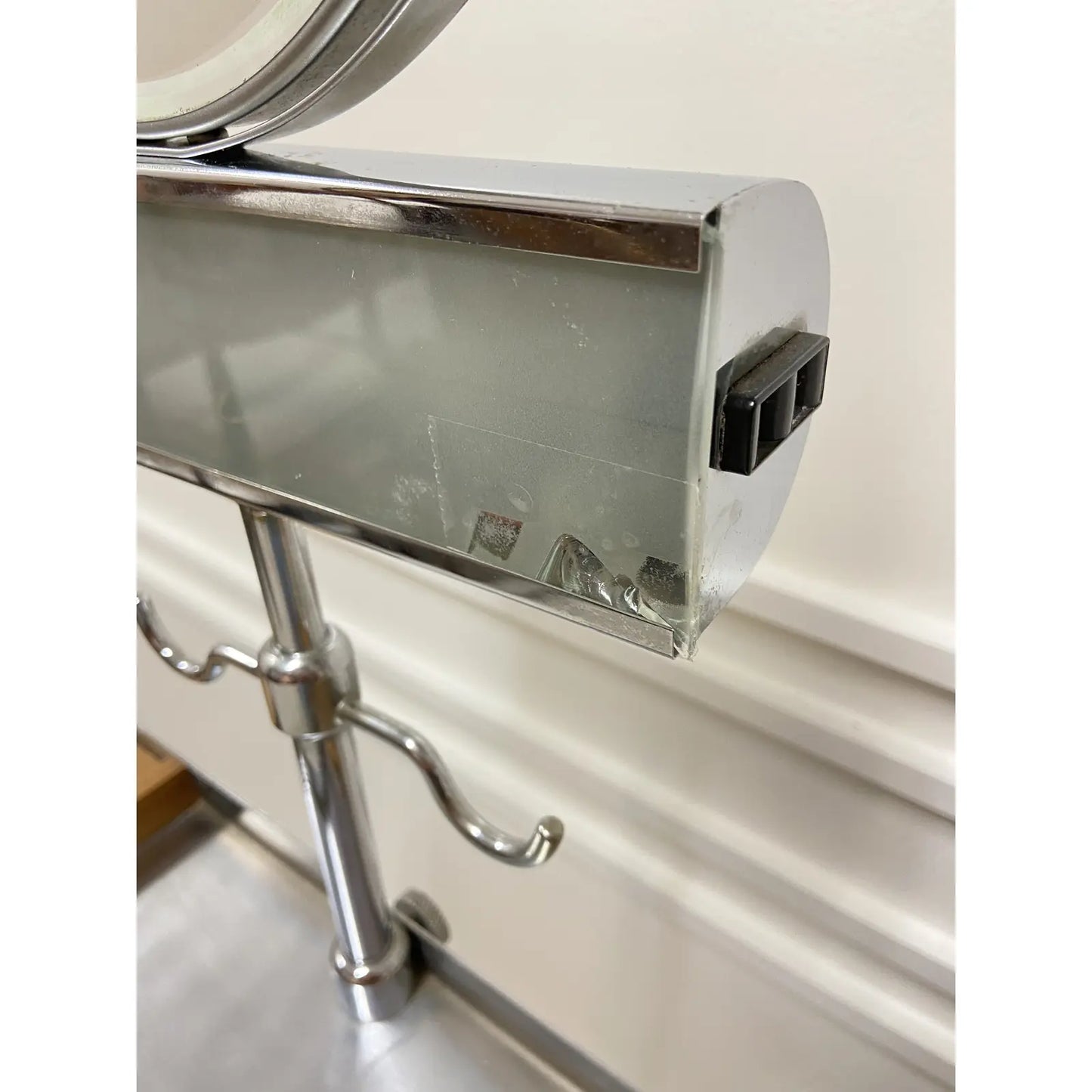1950’S GENTLEMEN’S VALET SHAVING MIRROR W/ LIGHT