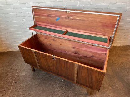 LANE FURNITURE MID-CENTURY MODERN WALNUT CEDAR TRUNK CHEST C.1960S