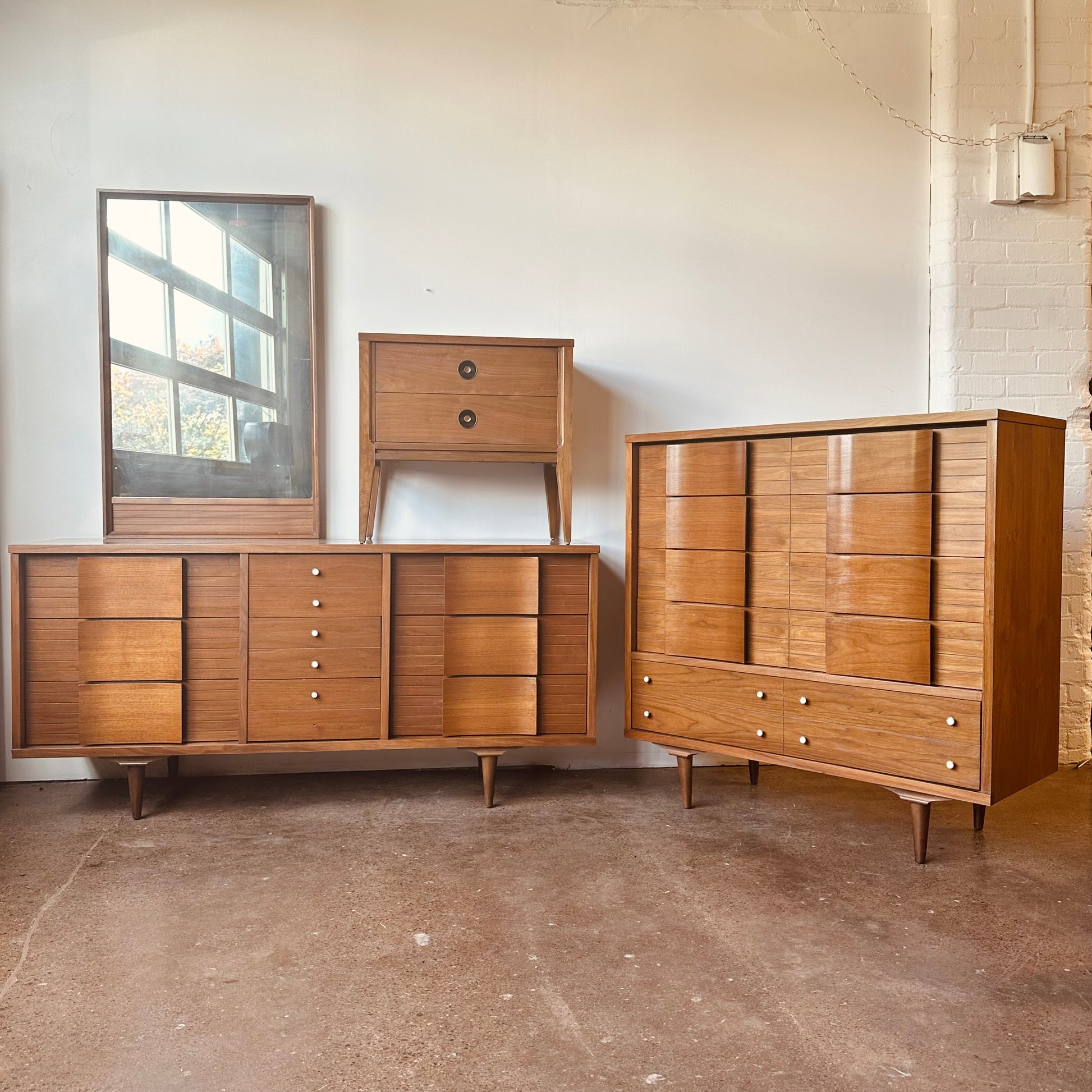MID-CENTURY WALNUT BEDROOM SET MID-CENTURY WALNUT BEDROOM SET