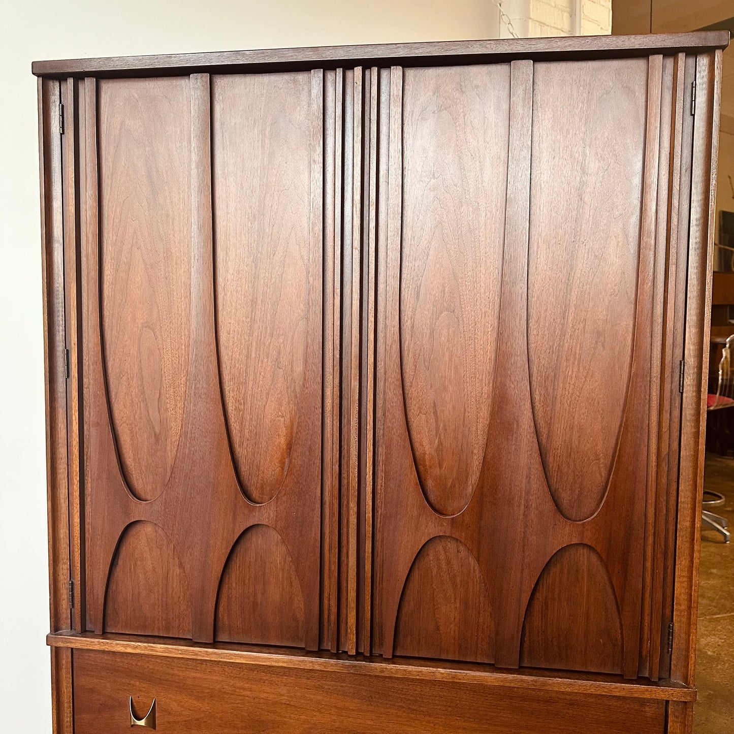 BROYHILL BRASILIA II ARMOIRE DRESSER GENTLEMANS CHEST