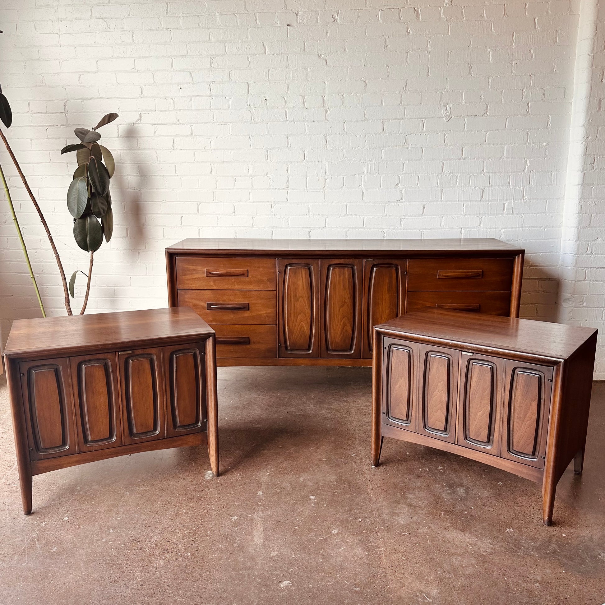 broyhill mid century modern dresser Mid Century Modern Walnut CREDENZA / Long Dresser by BROYHILL Premier, c. 1960's