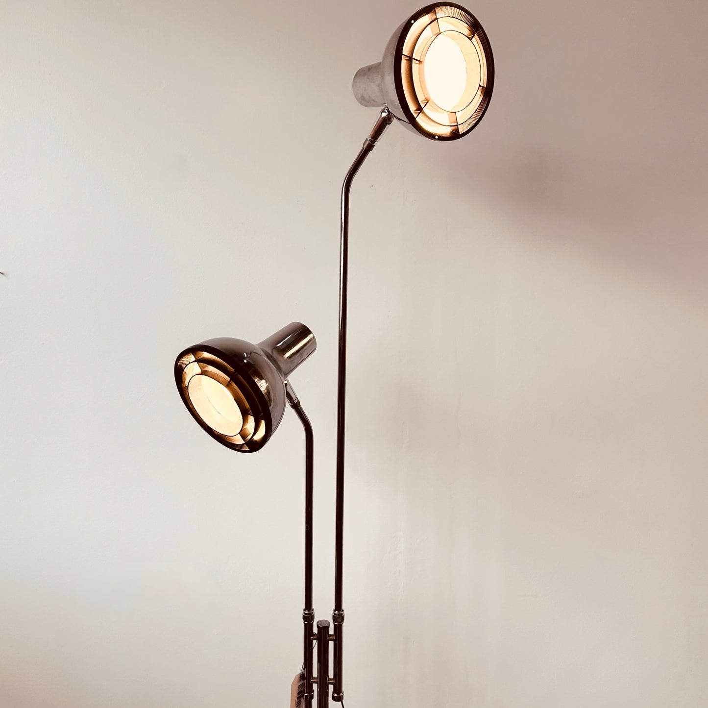 1970’S CHROME DUAL-LIGHT ADJUSTABLE FLOOR LAMP