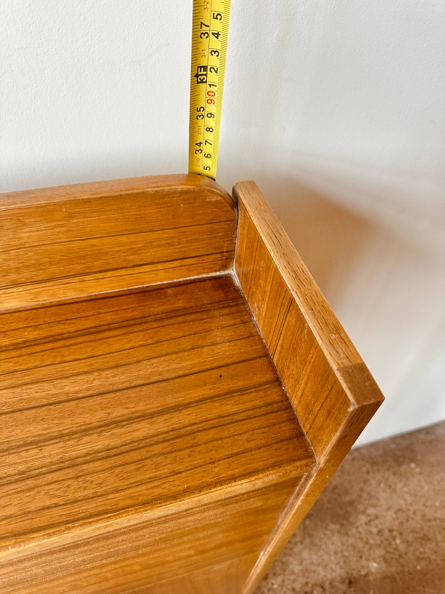 MID-CENTURY ADJUSTABLE HEADBOARD WITH INTEGRATED NIGHTSTANDS