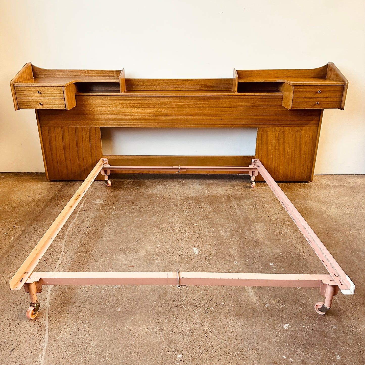 MID-CENTURY ADJUSTABLE HEADBOARD WITH INTEGRATED NIGHTSTANDS