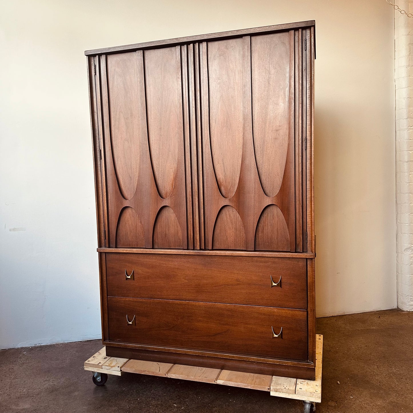 BROYHILL BRASILIA II ARMOIRE DRESSER GENTLEMANS CHEST