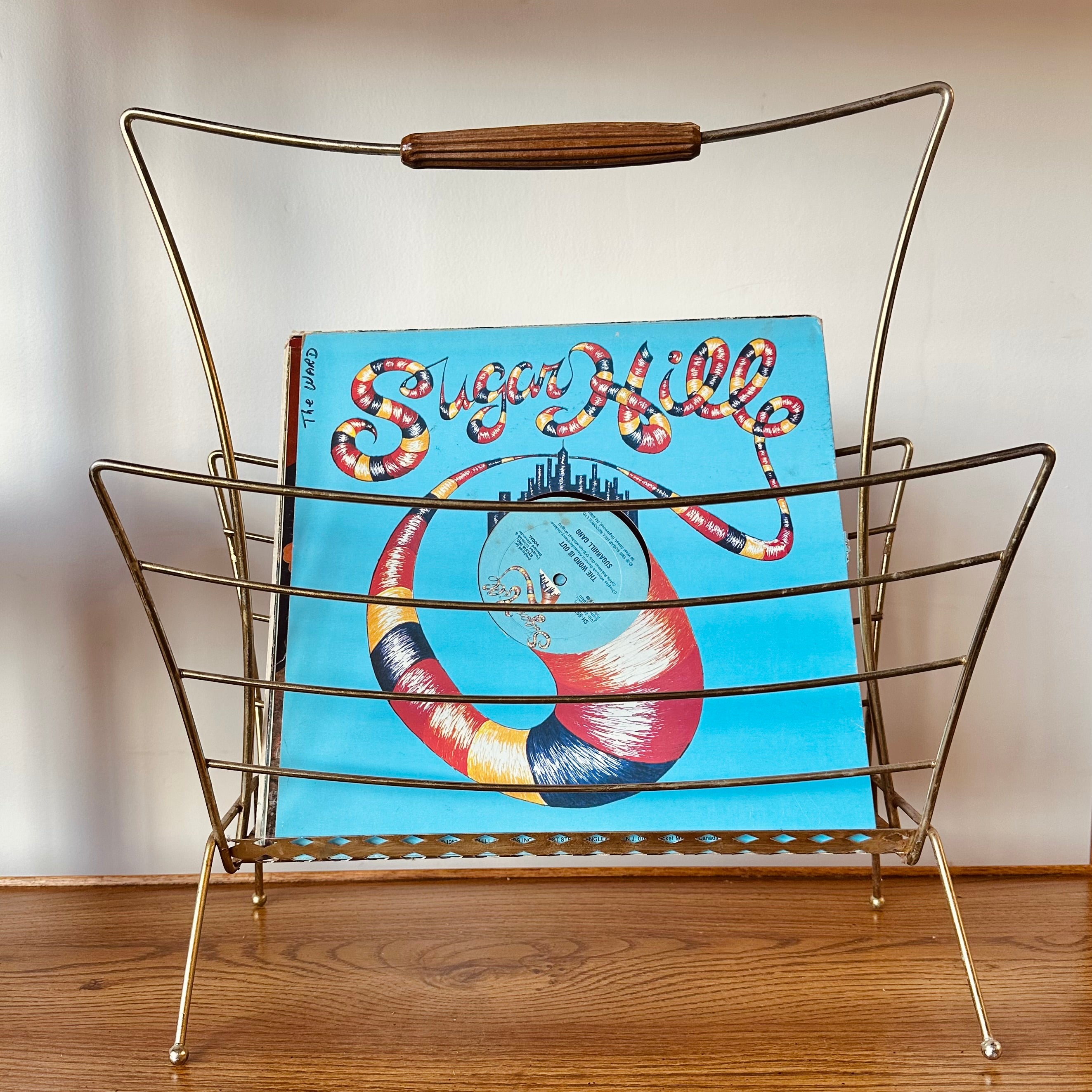 BRASS WIRE MAGAZINE RACK WITH WOOD HANDLE – MiMO Decor