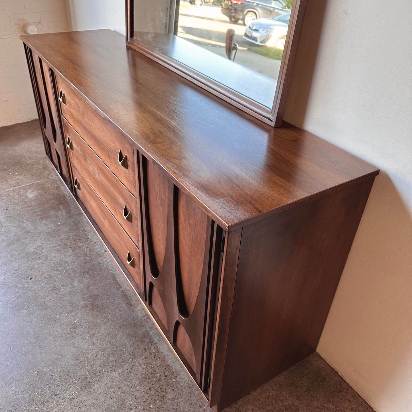 BROYHILL BRASILIA II 9 DRAWER DRESSER