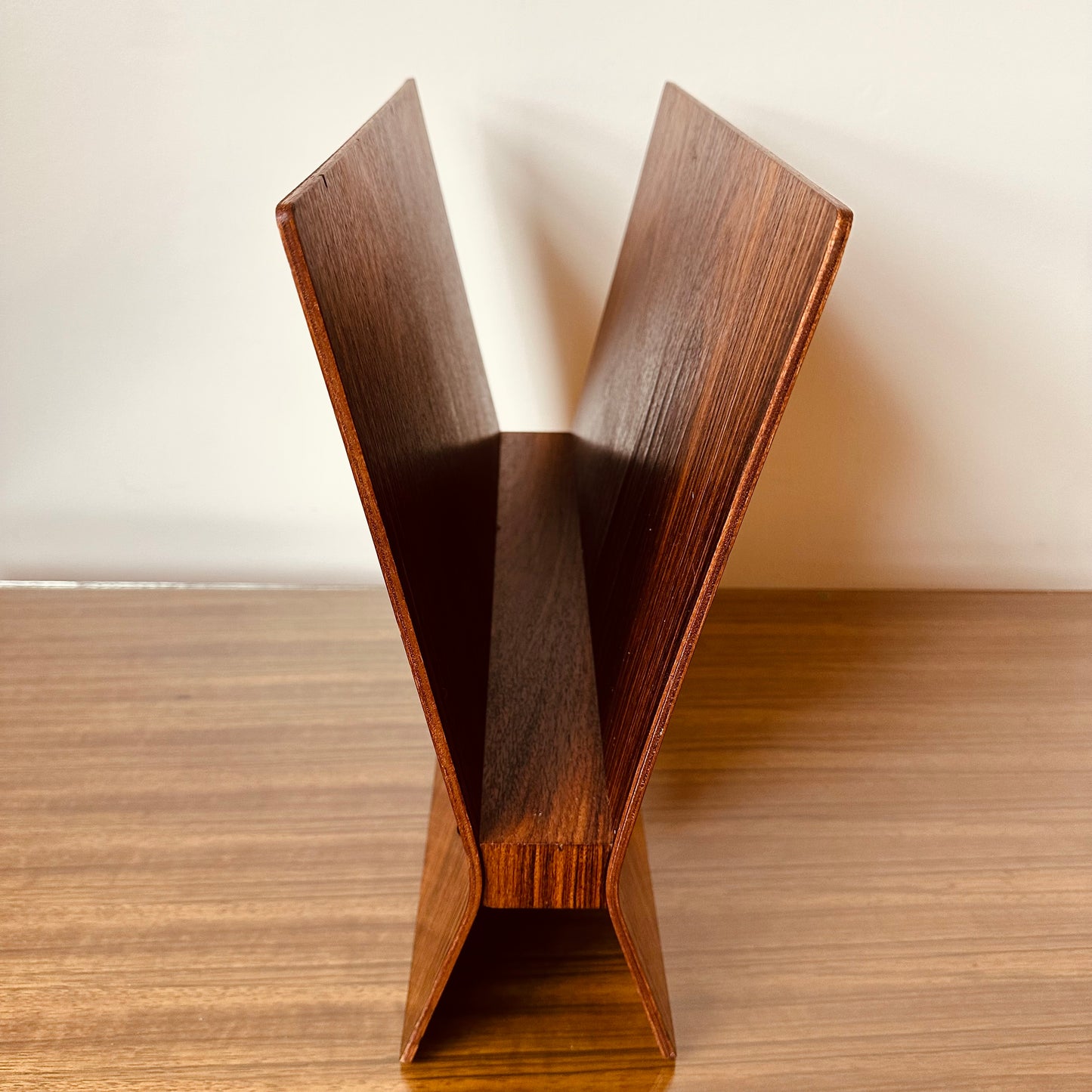 ROSEWOOD MAGAZINE RACK IN THE MANNER OF ALVAR AALTO