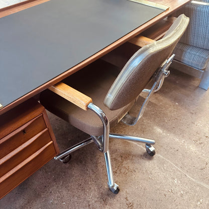 VINTAGE SWIVELING TASK CHAIR WITH ARMS