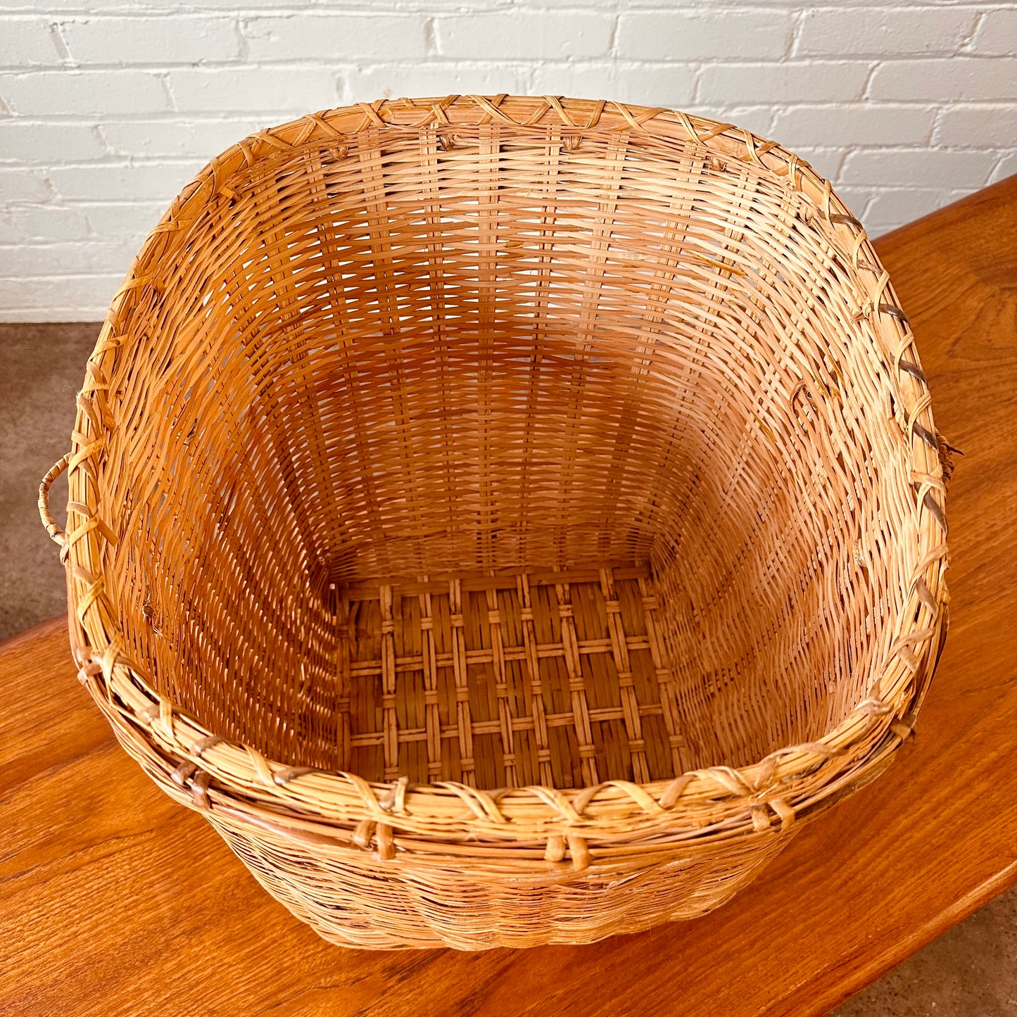LARGE WOVEN WICKER BASKET WITH HANDLES AND LID