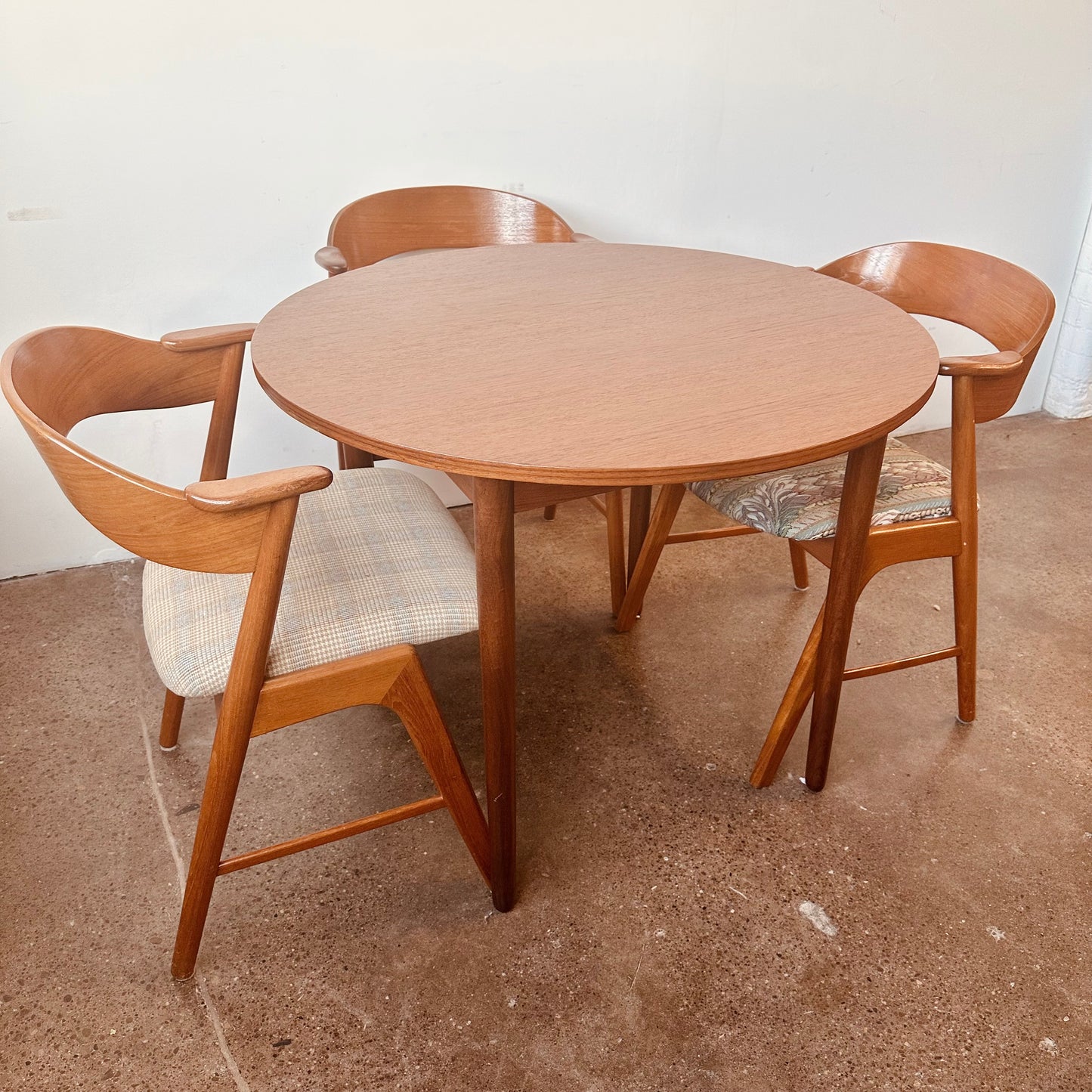 DANISH MODERN TEAK ROUND DINETTE TABLE