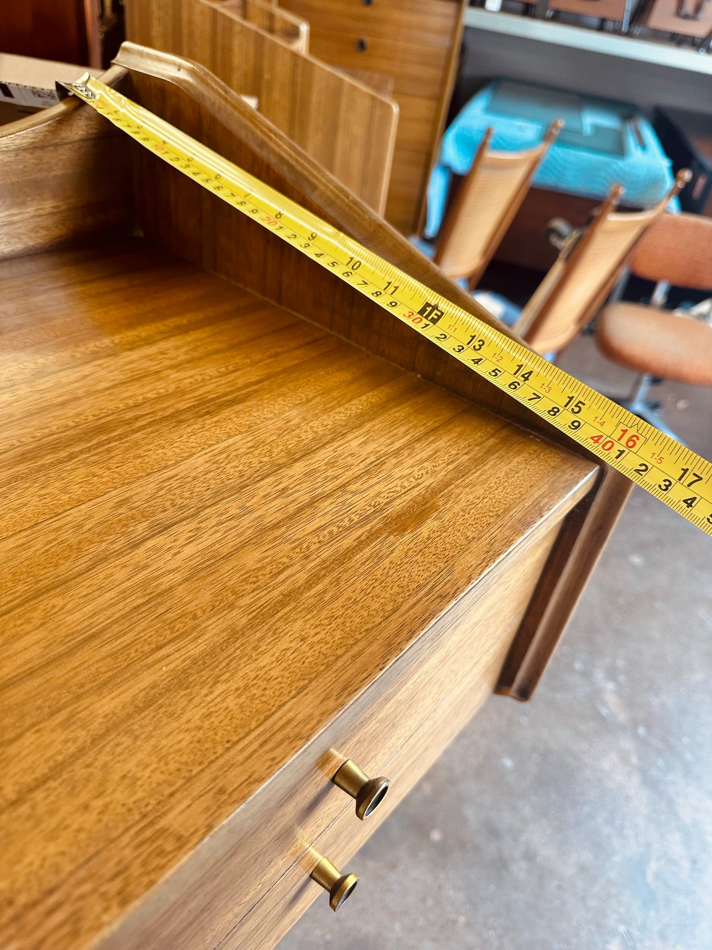 MID-CENTURY ADJUSTABLE HEADBOARD WITH INTEGRATED NIGHTSTANDS