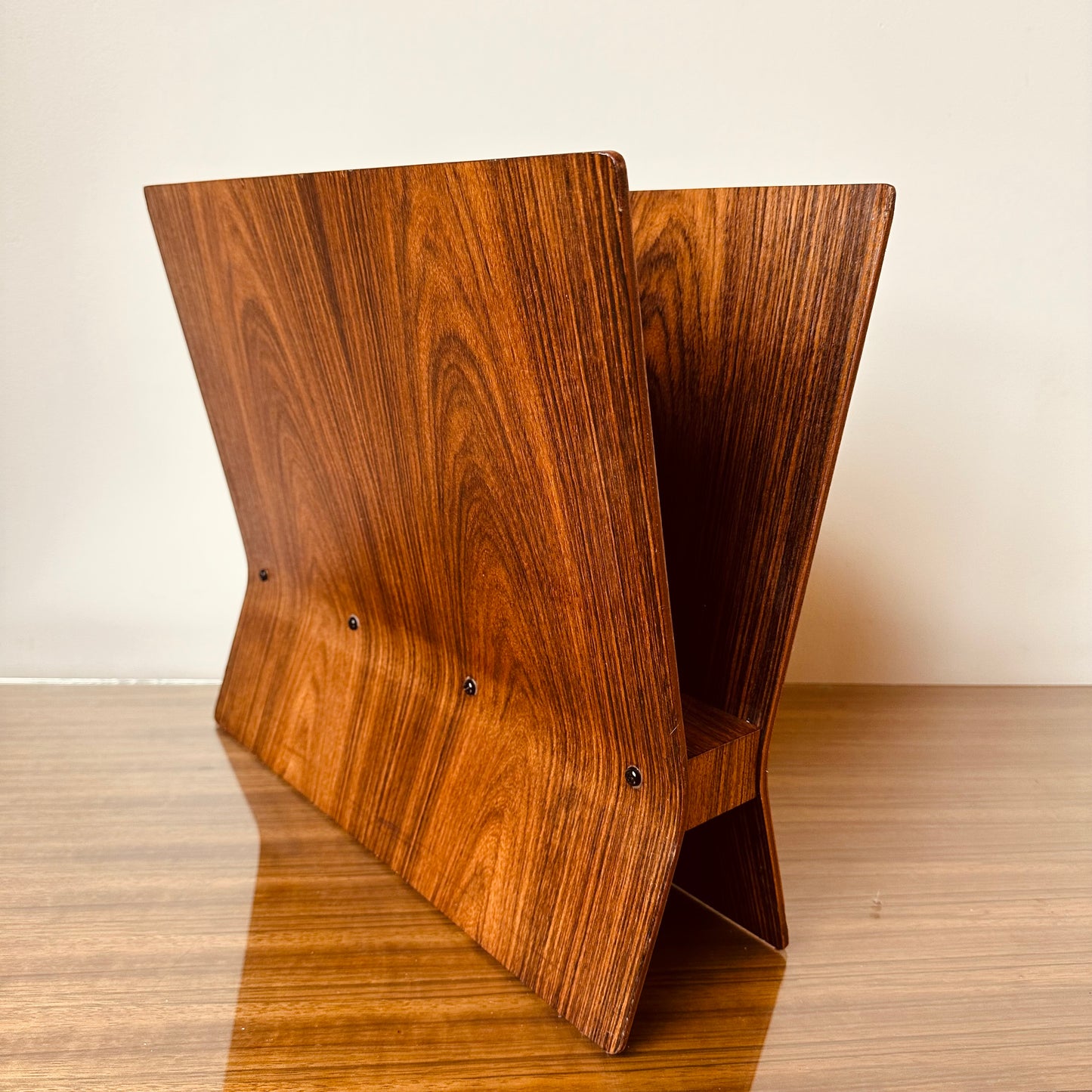 ROSEWOOD MAGAZINE RACK IN THE MANNER OF ALVAR AALTO