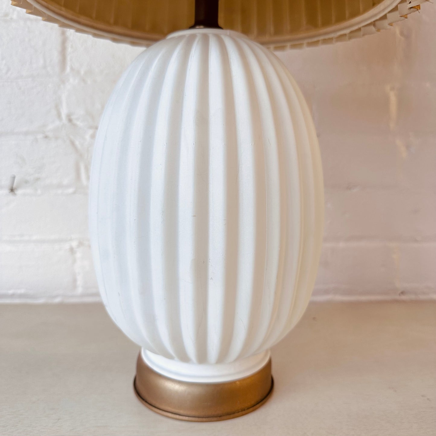 VINTAGE FROSTED GLASS RIBBED TABLE LAMP