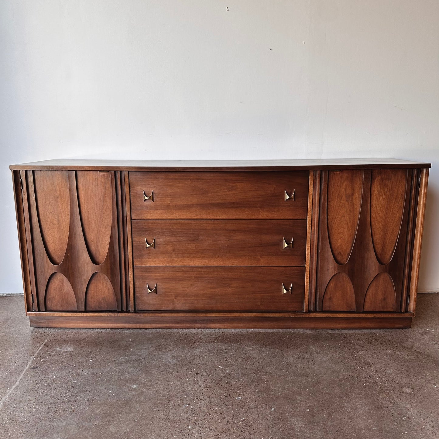 BROYHILL BRASILIA II 9 DRAWER DRESSER