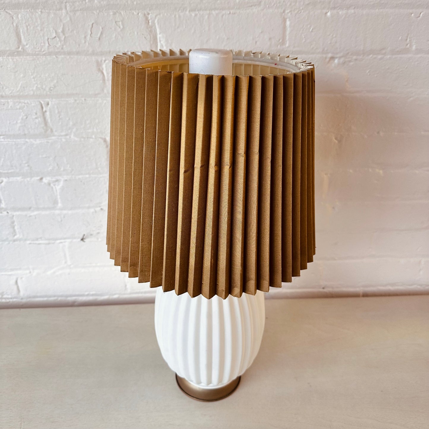 VINTAGE FROSTED GLASS RIBBED TABLE LAMP