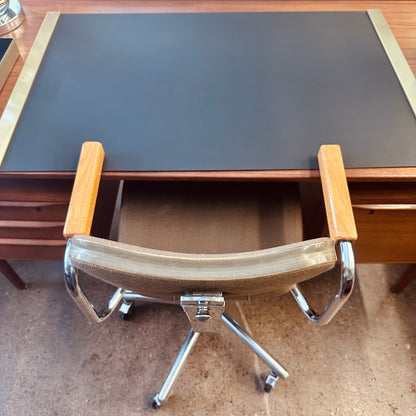 VINTAGE SWIVELING TASK CHAIR WITH ARMS