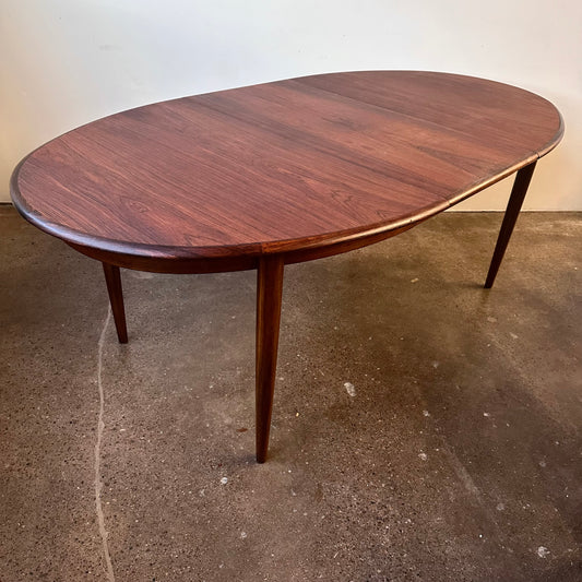 GUDME DANISH ROSEWOOD OVAL DINING TABLE