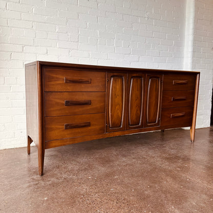 BROYHILL EMPHASIS NINE DRAWER DRESSER - RESTORED